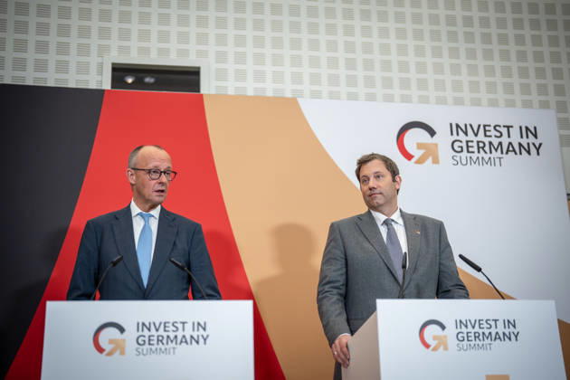 Bundeskanzler Friedrich Merz mit Bundesfinanzminister Lars Klingbeil (von links) bei seinem Abschlussstatement;Invest in Germany Summit 2026 in der ESMT - European School of Management and Technology Berlin, Berlin Berlin Deutschland ESMT Berlin