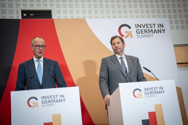 Bundeskanzler Friedrich Merz mit Bundesfinanzminister Lars Klingbeil (von links) bei seinem Abschlussstatement;Invest in Germany Summit 2026 in der ESMT - European School of Management and Technology Berlin, Berlin Berlin Deutschland ESMT Berlin