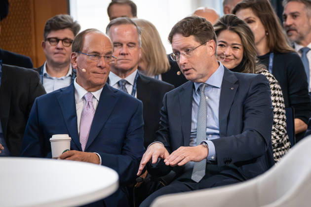 Larry Fink - Laurence Douglas Fink mit Starbucks Coffee Pappbecker in der ersten Reihe beim Berlin Global Dialog im früheren Staatsratsgebäude der DDR - rechts neben ihm sitzend Ola Källenius, CEO Mercedes-Benz Group AG;Berlin Global Dialogue 2026 BGD 2026 Motto Advancing Alliances for a New Era, Berlin Berlin Deutschland ESMT