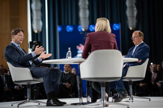 Larry Fink - Laurence Douglas Fink , CEO von BlackRock, diskutiert auf dem Berlin Global Dialog im früheren Staatsratsgebäude der DDR, im Gespräch mit Ola Källenius, CEO Mercedes-Benz Group AG (links im Bild);Berlin Global Dialogue 2026 BGD 2026 Motto Advancing Alliances for a New Era, Berlin Berlin Deutschland ESMT