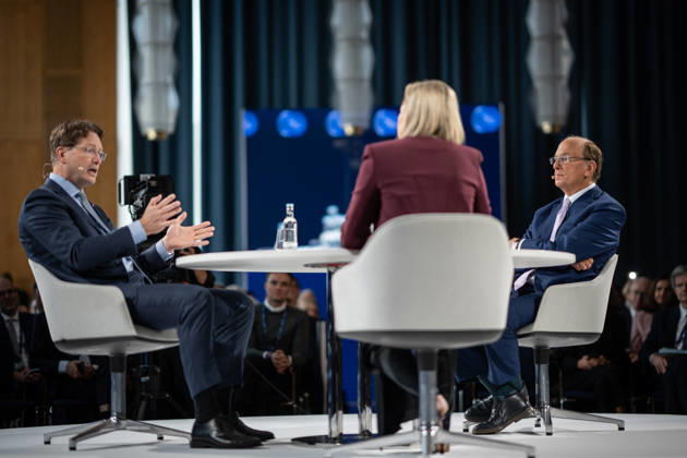 Larry Fink - Laurence Douglas Fink , CEO von BlackRock, diskutiert auf dem Berlin Global Dialog im früheren Staatsratsgebäude der DDR, im Gespräch mit Ola Källenius, CEO Mercedes-Benz Group AG (links im Bild);Berlin Global Dialogue 2026 BGD 2026 Motto Advancing Alliances for a New Era, Berlin Berlin Deutschland ESMT