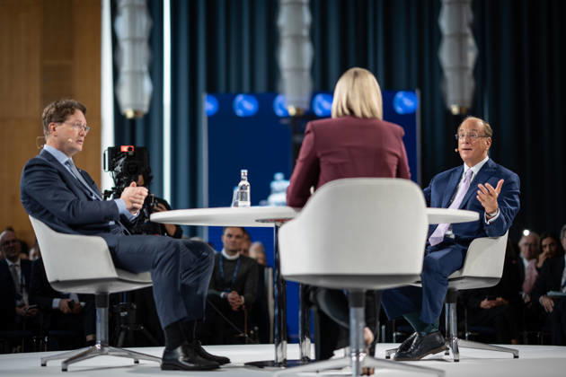 Larry Fink - Laurence Douglas Fink , CEO von BlackRock, diskutiert auf dem Berlin Global Dialog im früheren Staatsratsgebäude der DDR, im Gespräch mit Ola Källenius, CEO Mercedes-Benz Group AG (links im Bild);Berlin Global Dialogue 2026 BGD 2026 Motto Advancing Alliances for a New Era, Berlin Berlin Deutschland ESMT