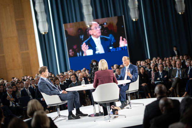 Larry Fink - Laurence Douglas Fink , CEO von BlackRock, diskutiert auf dem Berlin Global Dialog im früheren Staatsratsgebäude der DDR, im Gespräch mit Ola Källenius, CEO Mercedes-Benz Group AG (links im Bild);Berlin Global Dialogue 2026 BGD 2026 Motto Advancing Alliances for a New Era, Berlin Berlin Deutschland ESMT