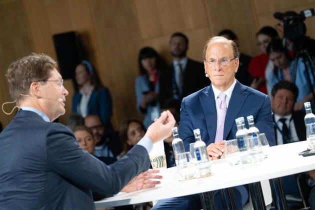 Larry Fink - Laurence Douglas Fink , CEO von BlackRock, diskutiert auf dem Berlin Global Dialog im früheren Staatsratsgebäude der DDR, im Gespräch mit Ola Källenius, CEO Mercedes-Benz Group AG (links im Bild);Berlin Global Dialogue 2026 BGD 2026 Motto Advancing Alliances for a New Era, Berlin Berlin Deutschland ESMT