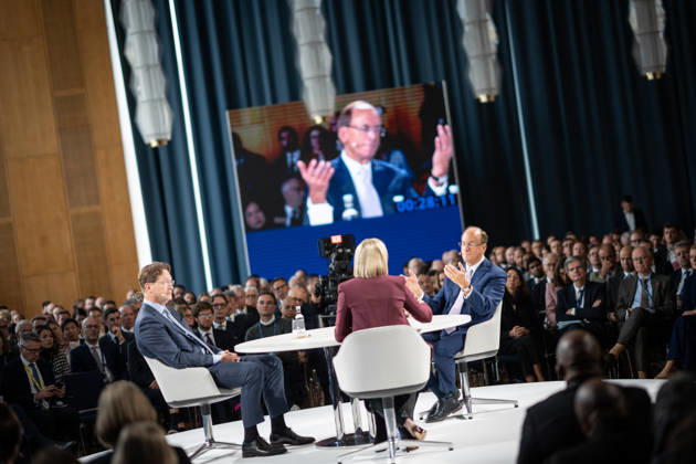 Larry Fink - Laurence Douglas Fink , CEO von BlackRock, diskutiert auf dem Berlin Global Dialog im früheren Staatsratsgebäude der DDR, im Gespräch mit Ola Källenius, CEO Mercedes-Benz Group AG (links im Bild);Berlin Global Dialogue 2026 BGD 2026 Motto Advancing Alliances for a New Era, Berlin Berlin Deutschland ESMT