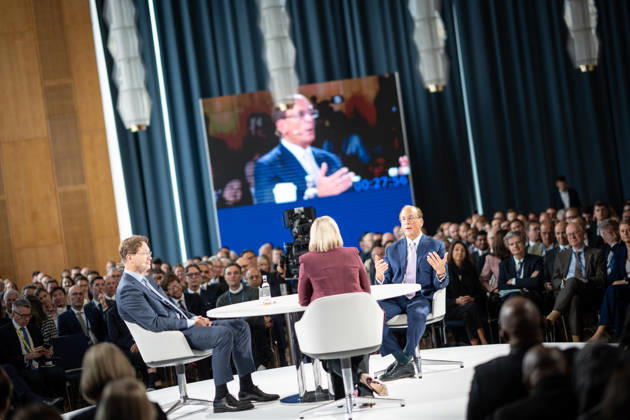 Larry Fink - Laurence Douglas Fink , CEO von BlackRock, diskutiert auf dem Berlin Global Dialog im früheren Staatsratsgebäude der DDR, im Gespräch mit Ola Källenius, CEO Mercedes-Benz Group AG (links im Bild);Berlin Global Dialogue 2026 BGD 2026 Motto Advancing Alliances for a New Era, Berlin Berlin Deutschland ESMT