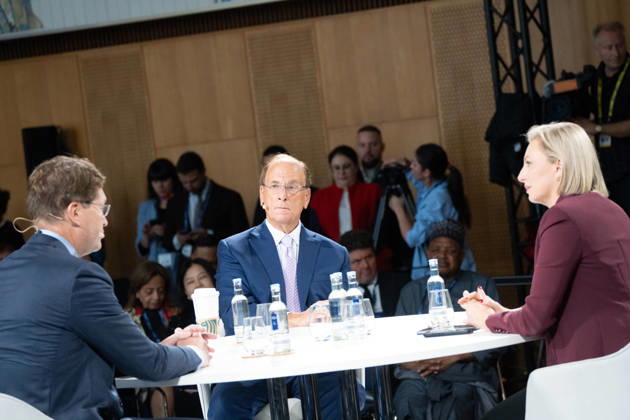 Larry Fink - Laurence Douglas Fink , CEO von BlackRock, diskutiert auf dem Berlin Global Dialog im früheren Staatsratsgebäude der DDR, im Gespräch mit Ola Källenius, CEO Mercedes-Benz Group AG (links im Bild);Berlin Global Dialogue 2026 BGD 2026 Motto Advancing Alliances for a New Era, Berlin Berlin Deutschland ESMT
