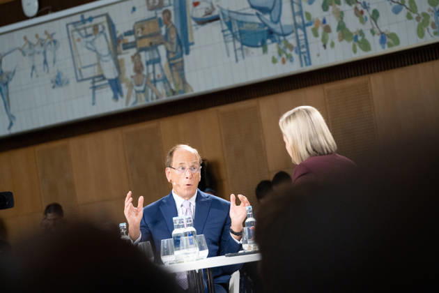 Larry Fink - Laurence Douglas Fink , CEO von BlackRock, diskutiert auf dem Berlin Global Dialog im früheren Staatsratsgebäude der DDR, im Gespräch mit Ola Källenius, CEO Mercedes-Benz Group AG (links im Bild);Berlin Global Dialogue 2026 BGD 2026 Motto Advancing Alliances for a New Era, Berlin Berlin Deutschland ESMT