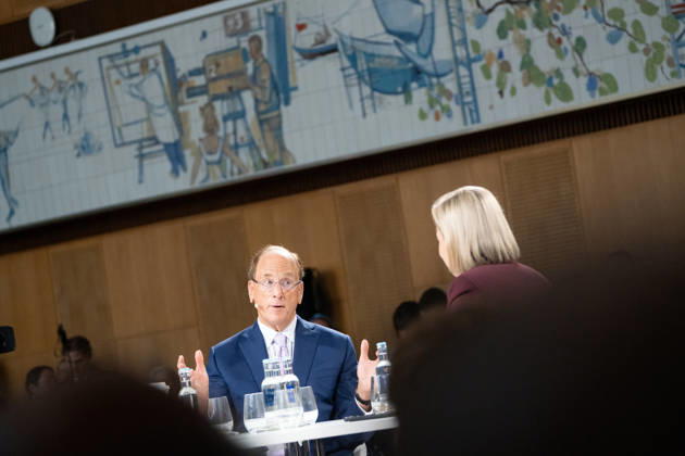 Larry Fink - Laurence Douglas Fink , CEO von BlackRock, diskutiert auf dem Berlin Global Dialog im früheren Staatsratsgebäude der DDR, im Gespräch mit Ola Källenius, CEO Mercedes-Benz Group AG (links im Bild);Berlin Global Dialogue 2026 BGD 2026 Motto Advancing Alliances for a New Era, Berlin Berlin Deutschland ESMT