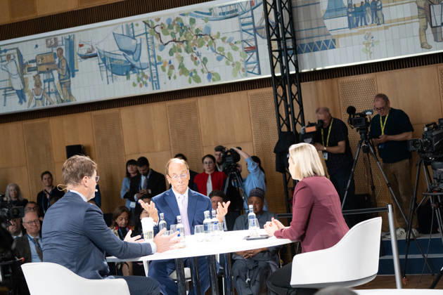 Larry Fink - Laurence Douglas Fink , CEO von BlackRock, diskutiert auf dem Berlin Global Dialog im früheren Staatsratsgebäude der DDR, im Gespräch mit Ola Källenius, CEO Mercedes-Benz Group AG (links im Bild);Berlin Global Dialogue 2026 BGD 2026 Motto Advancing Alliances for a New Era, Berlin Berlin Deutschland ESMT