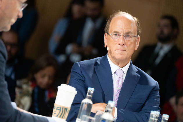 Larry Fink - Laurence Douglas Fink , CEO von BlackRock, diskutiert auf dem Berlin Global Dialog im früheren Staatsratsgebäude der DDR, im Gespräch mit Ola Källenius, CEO Mercedes-Benz Group AG (links im Bild);Berlin Global Dialogue 2026 BGD 2026 Motto Advancing Alliances for a New Era, Berlin Berlin Deutschland ESMT