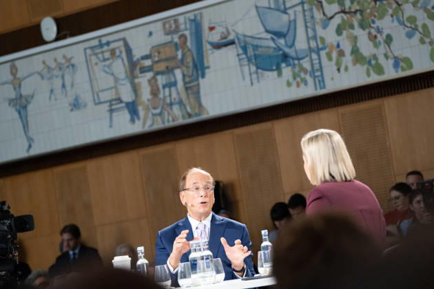 Larry Fink - Laurence Douglas Fink , CEO von BlackRock, diskutiert auf dem Berlin Global Dialog im früheren Staatsratsgebäude der DDR, im Gespräch mit Ola Källenius, CEO Mercedes-Benz Group AG (links im Bild);Berlin Global Dialogue 2026 BGD 2026 Motto Advancing Alliances for a New Era, Berlin Berlin Deutschland ESMT