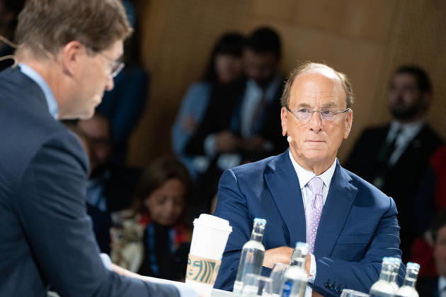 Larry Fink - Laurence Douglas Fink , CEO von BlackRock, diskutiert auf dem Berlin Global Dialog im früheren Staatsratsgebäude der DDR, im Gespräch mit Ola Källenius, CEO Mercedes-Benz Group AG (links im Bild);Berlin Global Dialogue 2026 BGD 2026 Motto Advancing Alliances for a New Era, Berlin Berlin Deutschland ESMT