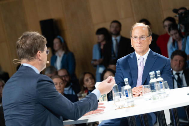 Larry Fink - Laurence Douglas Fink , CEO von BlackRock, diskutiert auf dem Berlin Global Dialog im früheren Staatsratsgebäude der DDR, im Gespräch mit Ola Källenius, CEO Mercedes-Benz Group AG (links im Bild);Berlin Global Dialogue 2026 BGD 2026 Motto Advancing Alliances for a New Era, Berlin Berlin Deutschland ESMT