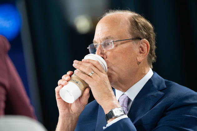 Larry Fink - Laurence Douglas Fink , CEO von BlackRock, diskutiert auf dem Berlin Global Dialog im früheren Staatsratsgebäude der DDR - Der Milliardär brachte seinen eigenen Starbuchs Coffee Pappbecher mit zum BGD und trank daraus auch auf der Bühne während seines Gesprächs;Berlin Global Dialogue 2026 BGD 2026 Motto Advancing Alliances for a New Era, Berlin Berlin Deutschland ESMT