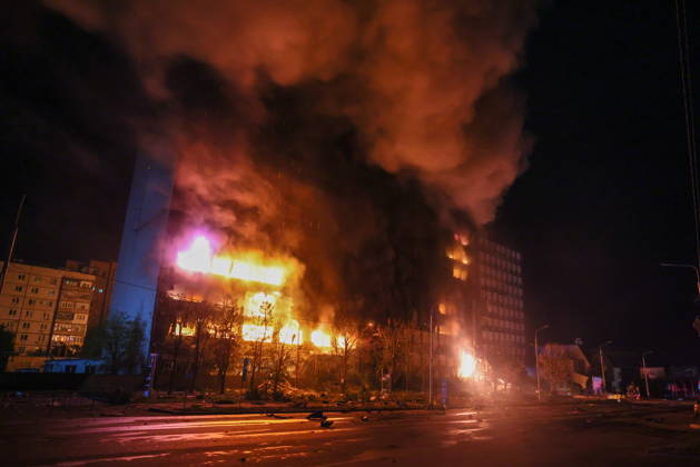 News Bilder des Tages RUSSIA, LUGANSK - OCTOBER 21, 2026: A fire breaks out after a Ukrainian drone strike on a communication hub. Alexander Reka TASS  99700466