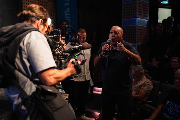 October 20, 2026, Be er Sheva, New York, Israel: A man who claims to have previously supported Netanyahu pledges his support to Gadi Eisenkot at a campaign rally of his party Yashar in Be™er Sheva. Be er Sheva Israel - ZUMAg280 20261020_znp_g280_010 Copyright: xYoavxGinsburgx