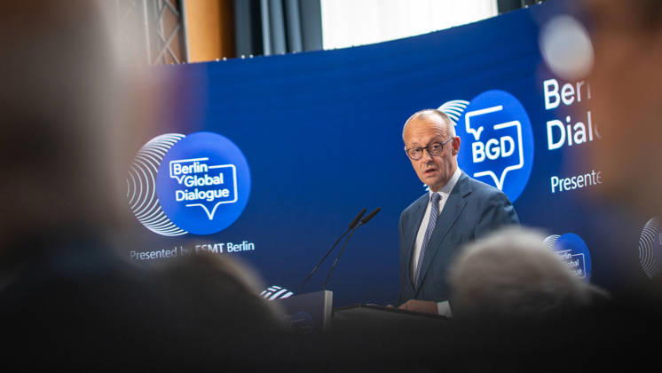 Bundeskanzler Friedrich Merz hält eine Rede und diskutiert anschließend auf dem BGD 2026;Berlin Global Dialogue 2026 BGD 2026 Motto Advancing Alliances for a New Era, Berlin Berlin Deutschland ESMT