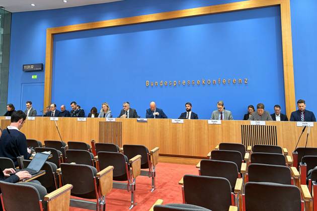 Berlin, Deutschland, 21.10.2026: Bundespressekonferenz: Regierungspressekonferenz: L-R unter anderem: Kira Nübel (BMG), Tim-Niklas Wentzel (BMWE), David Rüll (BMF), Mitko Müller (BMVg), Kathrin Deschauer (AA), Stefan Kornelius (BPA), Mathis Feldhoff (BPK), Leonard Kaminski (BMI), Philipp Engelke (BMJV), Simone Prühl (BMAS), Stephan Gabriel Haufe(BMUKN) Copyright: xdtsxNachrichtenagenturx dts_140161