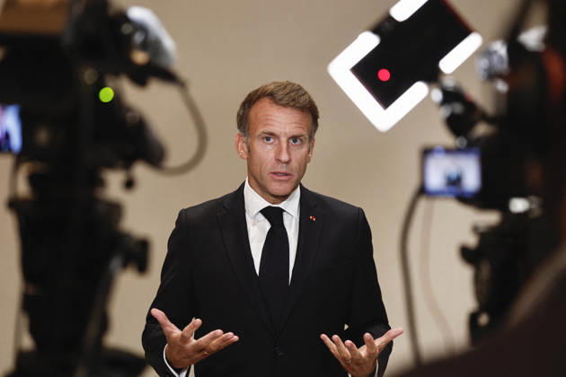 President Macron At The Opswf Summit During His Visit To Qatar French President Emmanuel Macron gestures as he speaks to members of the media on the day of the 9th Annual One Planet Sovereign Wealth Funds (OPSWF) Summit, in Lusail, Qatar, October 21, 2026. Photo by Benoit Tessier Pool ABACAPRESS.COM Lusail Qatar  Copyright: xTessierxBenoit Pool ABACAx