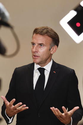 President Macron At The Opswf Summit During His Visit To Qatar French President Emmanuel Macron gestures as he speaks to members of the media on the day of the 9th Annual One Planet Sovereign Wealth Funds (OPSWF) Summit, in Lusail, Qatar, October 21, 2026. Photo by Benoit Tessier Pool ABACAPRESS.COM Lusail Qatar  Copyright: xTessierxBenoit Pool ABACAx