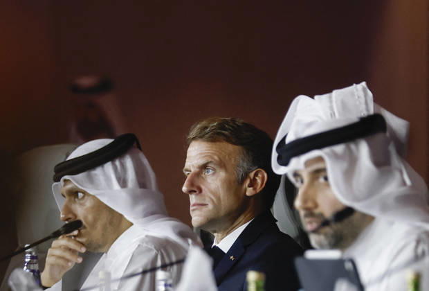 News Bilder des Tages President Macron At The Opswf Summit During His Visit To Qatar French President Emmanuel Macron looks on alongside Qatari Prime Minister Sheikh Mohammed bin Abdulrahman Al Thani, as they attend the 9th Annual One Planet Sovereign Wealth Funds (OPSWF) Summit at the Rosewood Hotel in Lusail, Qatar, October 21, 2026. Photo by Benoit Tessier Pool ABACAPRESS.COM Lusail Qatar  Copyright: xTessierxBenoit Pool ABACAx