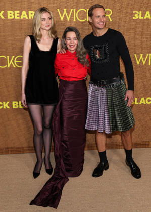 Los Angeles Premiere Of Black Bear s Wicker LOS ANGELES, CALIFORNIA, USA - OCTOBER 20: Elizabeth Debicki wearing Kallmeyer, Calzedonia tights, Manolo Blahnik shoes, and Engelbert 1920 jewelry, styled by Elizabeth Saltzman, Olivia Colman and Alexander Skarsgard wearing Chopova Lowena, styled by Harry Lambert arrive at the Los Angeles Premiere Of Black Bear s Wicker held at the DGA Theater Complex at The Directors Guild of America on October 20, 2026 in Los Angeles, California, United States. Los Angeles DGA Theater Complex at The Directors Guild of America California United States Copyright: xKayxQiao ImagexPressxAgencyx