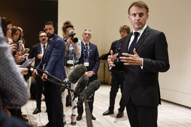 President Macron At The Opswf Summit During His Visit To Qatar French President Emmanuel Macron speaks to members of the media on the day of the 9th Annual One Planet Sovereign Wealth Funds (OPSWF) Summit, in Lusail, Qatar, October 21, 2026. Phot oby Benoit Tessier Pool ABACAPRESS.COM Lusail Qatar Copyright: xPool ABACAx