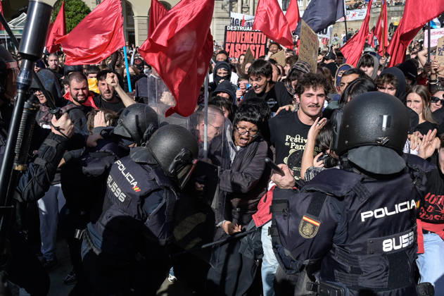 Protest Against Abascal’s Rally in A Coruna: Police Charge During a Rally Against the Visit of Vox President Santiago Abascal on October 21, 2026, in A Coruna, Galicia, Spain. Several people gathered, organized by far-left movements, to boycott the Vox leader’s visit to the Galician city. OCTOBER 21, 2026 M A Coruna, Galicia A Coruna, Galicia, Spain Copyright: xM.xDylanx 7859189