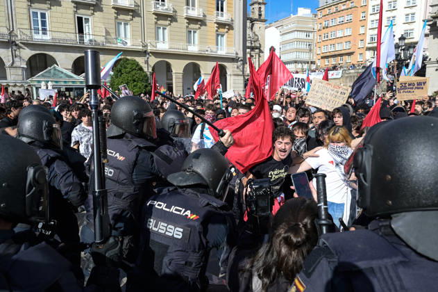 Protest Against Abascal’s Rally in A Coruna: Police Charge During a Rally Against the Visit of Vox President Santiago Abascal on October 21, 2026, in A Coruna, Galicia, Spain. Several people gathered, organized by far-left movements, to boycott the Vox leader’s visit to the Galician city. OCTOBER 21, 2026 M A Coruna, Galicia A Coruna, Galicia, Spain Copyright: xM.xDylanx 7859212