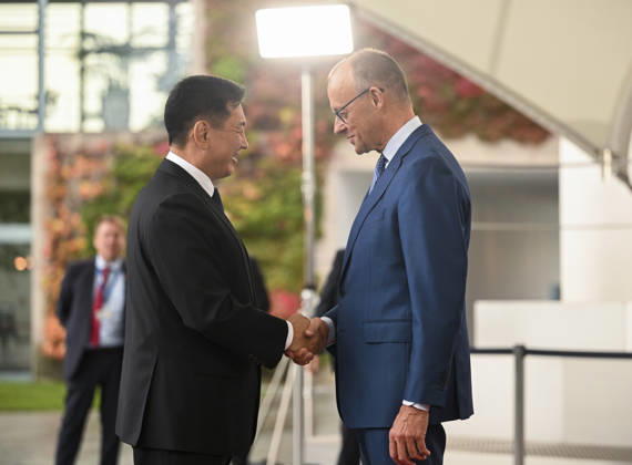 Friedrich Merz - Ukhnaagiin Khurelsukh meeting in Berlin BERLIN, GERMANY - OCTOBER 21: German Federal Chancellor Friedrich Merz welcomes Mongolian President Ukhnaagiin Khurelsukh at the entrance of the Federal Chancellery in Berlin, Germany on Wednesday, October 21, 2026. Halil Sagirkaya Anadolu Berlin Germany. Editorial use only. Please get in touch for any other usage.  Copyright: x2026xAnadoluxHalilxSagirkayax