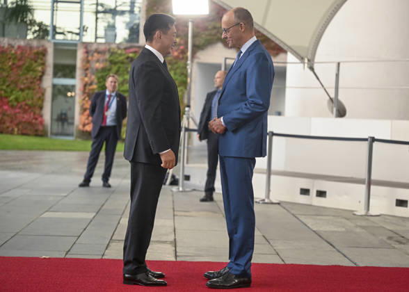 Friedrich Merz - Ukhnaagiin Khurelsukh meeting in Berlin BERLIN, GERMANY - OCTOBER 21: German Federal Chancellor Friedrich Merz welcomes Mongolian President Ukhnaagiin Khurelsukh at the entrance of the Federal Chancellery in Berlin, Germany on Wednesday, October 21, 2026. Halil Sagirkaya Anadolu Berlin Germany. Editorial use only. Please get in touch for any other usage.  Copyright: x2026xAnadoluxHalilxSagirkayax