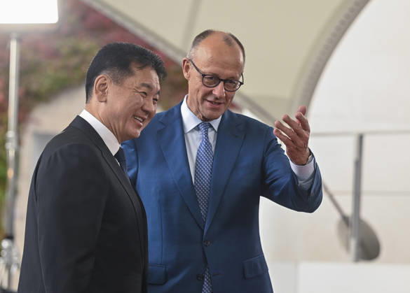 Friedrich Merz - Ukhnaagiin Khurelsukh meeting in Berlin BERLIN, GERMANY - OCTOBER 21: German Federal Chancellor Friedrich Merz welcomes Mongolian President Ukhnaagiin Khurelsukh at the entrance of the Federal Chancellery in Berlin, Germany on Wednesday, October 21, 2026. Halil Sagirkaya Anadolu Berlin Germany. Editorial use only. Please get in touch for any other usage.  Copyright: x2026xAnadoluxHalilxSagirkayax