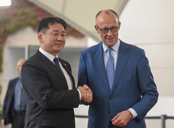News Bilder des Tages Friedrich Merz - Ukhnaagiin Khurelsukh meeting in Berlin BERLIN, GERMANY - OCTOBER 21: German Federal Chancellor Friedrich Merz welcomes Mongolian President Ukhnaagiin Khurelsukh at the entrance of the Federal Chancellery in Berlin, Germany on Wednesday, October 21, 2026. Halil Sagirkaya Anadolu Berlin Germany. Editorial use only. Please get in touch for any other usage.  Copyright: x2026xAnadoluxHalilxSagirkayax