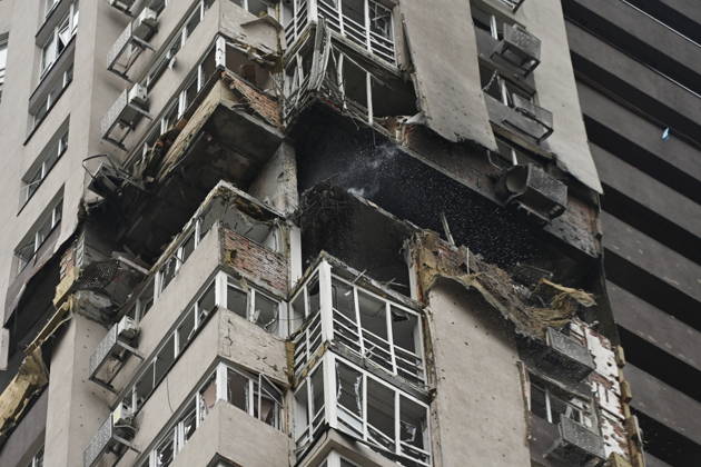 News Bilder des Tages Aftermath Of A Russian Drone Strike In Kyiv An apartment building damaged during a Russian drone strike in Kyiv, Ukraine, on October 21, 2026. Kyiv Ukraine  Copyright: xOleksandrxGusevx originalFilename: gusev-aftermat261021_npg1T.jpg