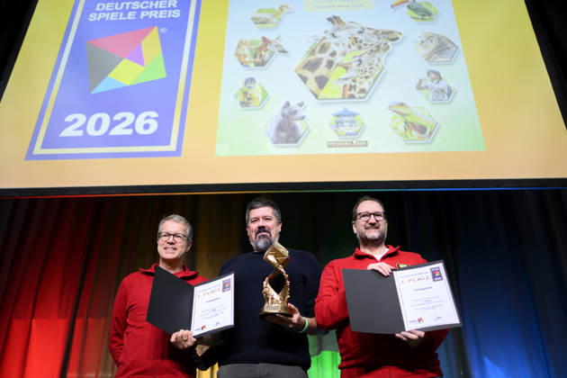 Sieger Spiel, 1.Platz Artengarten (Verlag: Feuerland, Autor: Mathias Wigge) mit dem Preis. (l-r) Christof Tisch (Verlag Feuerland, Grafikdesign), Autor Mathias Wigge, Stephan Rink (Verlag Feuerland,, Geschäftsführer). Preisverleihung Deutscher Spiele Preis, Pressekonferenz am 21.10.2026 Messe SPIEL Essen vom 22.10 - 25.10.2026 in E s s e n Deutschland. Grugahalle