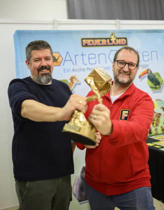 Sieger Spiel, 1.Platz Artengarten (Verlag: Feuerland, Autor: Mathias Wigge) (l-r) Autor Mathias Wigge, Stephan Rink (Verlag Feuerland,, Geschäftsführer) mit dem Preis. Deutscher Spiele Preis am 21.10.2026 Messe SPIEL Essen vom 22.10 - 25.10.2026 in E s s e n Deutschland. Grugahalle
