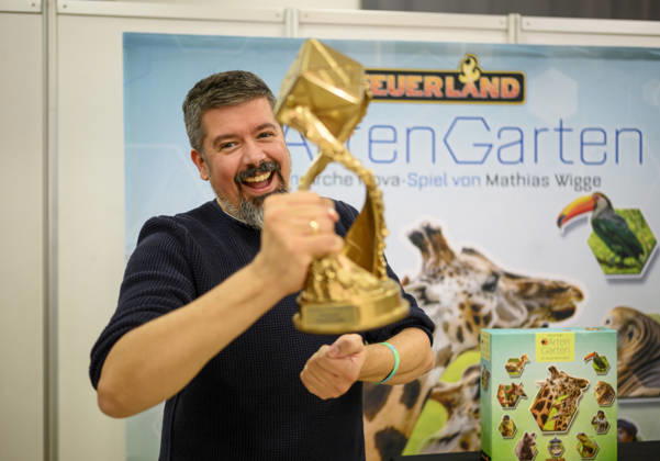 Autor Mathias Wigge, mit dem 1. Preis. Sieger Spiel, 1.Platz Artengarten (Verlag: Feuerland, Autor: Mathias Wigge) Deutscher Spiele Preis am 21.10.2026 Messe SPIEL Essen vom 22.10 - 25.10.2026 in E s s e n Deutschland. Grugahalle