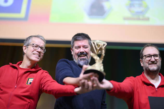 Sieger Spiel, 1.Platz Artengarten (Verlag: Feuerland, Autor: Mathias Wigge) mit dem Preis. (l-r) Christof Tisch (Verlag Feuerland, Grafikdesign), Autor Mathias Wigge, Stephan Rink (Verlag Feuerland,, Geschäftsführer). Preisverleihung Deutscher Spiele Preis, Pressekonferenz am 21.10.2026 Messe SPIEL Essen vom 22.10 - 25.10.2026 in E s s e n Deutschland. Grugahalle