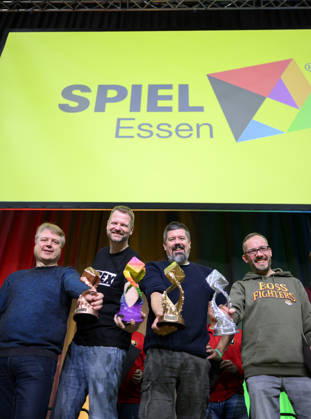 Die Sieger auf der Bühne (l-r) 3. Platz Galactic Cruise (Verlag: PD-Verlag, Autoren: T. K. King, Dennis Northcott und Koltin Thompson), Bestes Kinderspiel Toriki: Eine Insel voller Abenteuer (Verlag: Mirakulus, Autor: Wojciech Grajkowski). Autor Mathias Wigge, vom Sieger Spiel, 1.Platz Artengarten (Verlag: Feuerland, Autor: Mathias Wigge), 2. Platz Boss Fighters QR (Verlag: Pegasus Spiele, Autoren: Michael Palm und Lukas Zach). Preisverleihung Deutscher Spiele Preis, Pressekonferenz am 21.10.2026 Messe SPIEL Essen vom 22.10 - 25.10.2026 in E s s e n Deutschland. Grugahalle