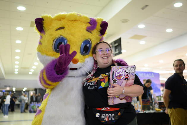 Feature, Maskottchen Kätzchen Meeps mit einer Besucherin, am 21.10.2026 Messe SPIEL Essen vom 22.10 - 25.10.2026 in E s s e n Deutschland. Grugahalle