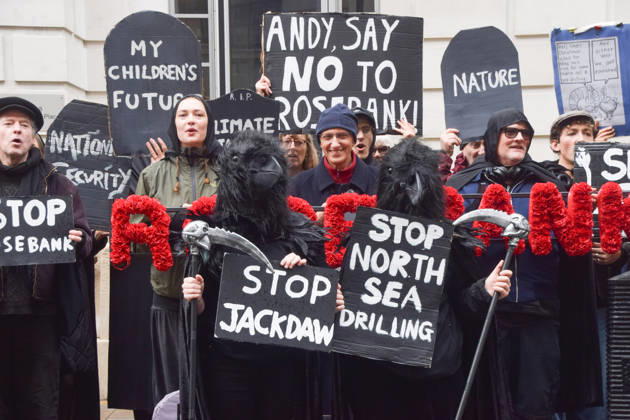 News Bilder des Tages October 21, 2026, London, England, United Kingdom: Activists from the climate action group Fossil Free London stage their second, death-themed protest of the day against the Jackdaw gas field and the Rosebank oil field in the North Sea outside the Department for Energy Security and Net Zero (DESNZ) as the government approves Jackdaw. London United Kingdom  - ZUMAv130 20261021_zip_v130_040 Copyright: xVukxValcicx