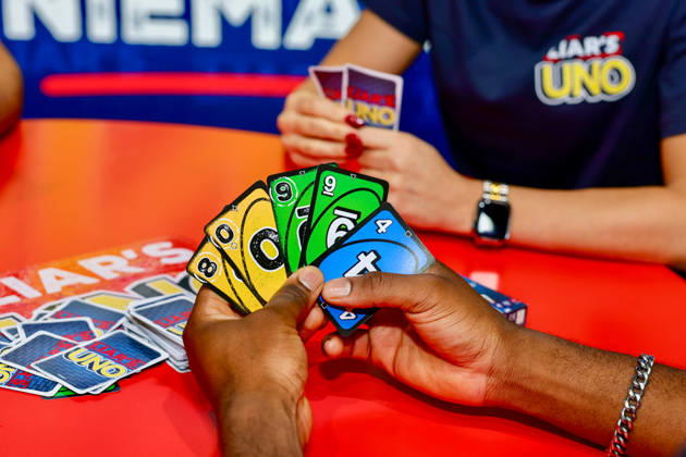 Spiel 26 Messe in Essen - Mattel stellt Neuheit UNO LIAR S Kartenspiel vor Essen Grugahalle Messe NRW Deutschland