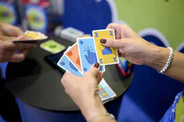 Feature, das Spiel Panika, Spielkarten, App, Hände halten die verschiedenen Karten, Neuheitenschau, am 21.10.2026 Messe SPIEL Essen vom 22.10 - 25.10.2026 in E s s e n Deutschland. Grugahalle
