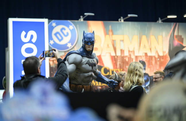 Feature, Neuheitenschau, der Stand von den Spiel Batman - Gotham City Crimes von Kosmos, mit einer Lebensgrossen Batman Figur, am 21.10.2026 Messe SPIEL Essen vom 22.10 - 25.10.2026 in E s s e n Deutschland. Grugahalle