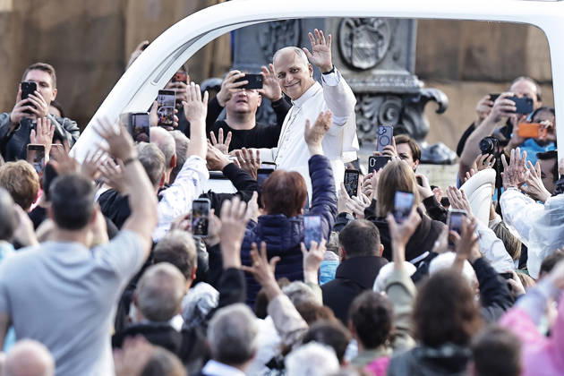 October 21, 2026, Vatican City, Vatican: POPE LEO XIV during his weekly General Audience in St. Peter s Square. Before beginning the audience, the Holy Father thanked the pilgrims present with those words: Dear brothers and Sisters, good morning and welcome! The first thing I would to say is thank you. Thanks for the support of your prayers. Thanks be to God for His generosity. Let us all renew our trust in God s goodness and mercy. Vatican City Vatican - ZUMAi15_ 20261021_zaf_i15_019 Copyright: xEvandroxInettix