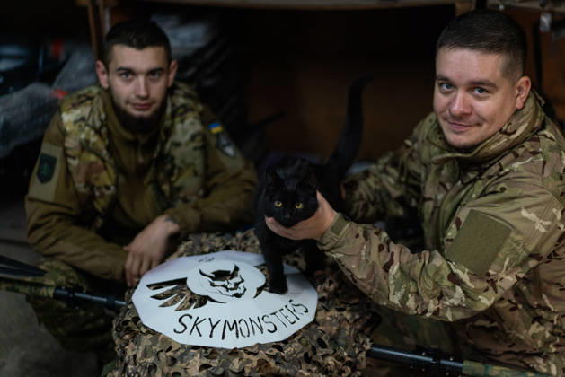 News Bilder des Tages Ukrainian drone unit Skymonsters upgrades heavy UAVs in Kharkiv region KHARKIV REGION, UKRAINE - OCTOBER 21: Servicemen play with a cat as members of Skymonsters, the drone unit of the 13th Khartiia Brigade of Ukraine s National Guard, assemble, upgrade, and repair large unmanned aerial vehicles at an undisclosed location in Kharkiv region, Ukraine, on October 21, 2026. The drones, including Vampire models used for logistics missions and heavy bombers capable of carrying 13 to 20 kilograms of explosives, are prepared here before deployment to frontline positions. Carlo Bravo Anadolu Kharkiv Ukraine. Editorial use only. Please get in touch for any other usage. Copyright: x2026xAnadoluxCarloxBravox
