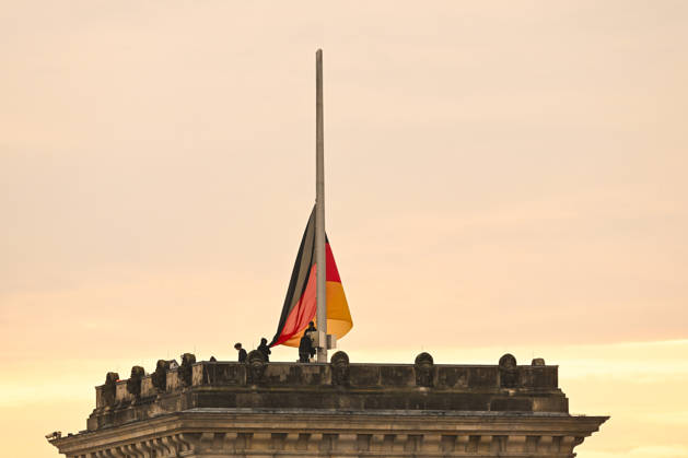 News Bilder des Tages German national flag replaced atop Bundestag building in Berlin BERLIN, GERMANY - OCTOBER 21: Workers replace one of the German national flags atop the roof of the Bundestag (Federal Parliament) building in Berlin, Germany, on October 21, 2026. Staff hoisted the tricolor flag of black, red, and gold as part of routine maintenance on the historic Reichstag building. Halil Sagirkaya Anadolu Berlin Germany. Editorial use only. Please get in touch for any other usage.  Copyright: x2026xAnadoluxHalilxSagirkayax
