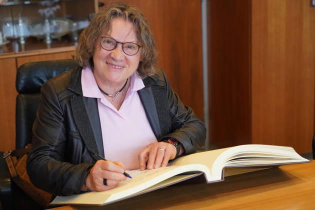 News Bilder des Tages Anne Dammel trägt sich ins Goldene Buch der Gemeinde Nauheim ein - Nauheim 21.10.2026: Anne Dammel trägt sich ins Goldene Buch ein