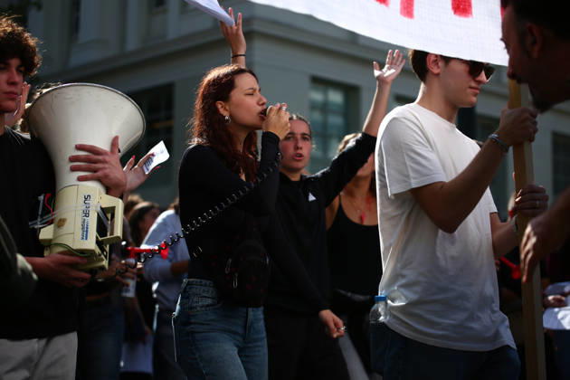 October 21, 2026, Athens, Attica, GREECE: Students, school pupils, teachers and university professors take part in a large education protest. Thousands of demonstrators march through the city center, carrying banners and chanting slogans during the mass mobilization. Athens GREECE - ZUMAx103 20261021_zip_x103_006 Copyright: xHarrisxXanthopoulosx